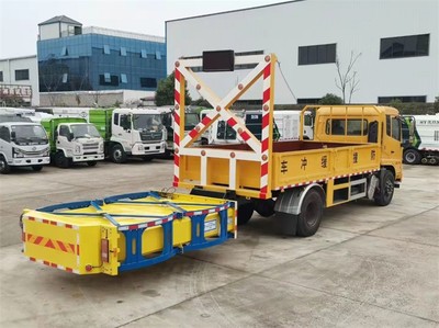 天錦100K防撞緩沖車與掃路車的協同作業 保障道路安全與清潔的新模式
